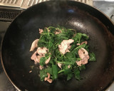 簡単!! 豚肉と三つ葉(野草)の炒め物作り方4写真