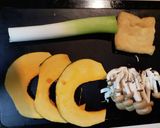 袋うどんで。南瓜入り♪具沢山のお味噌汁作り方1写真