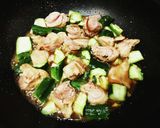 簡単!夏野菜と鶏もも肉のごま油炒め煮!作り方5写真
