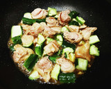 簡単！夏野菜と鶏もも肉のごま油炒め煮！作り方5写真