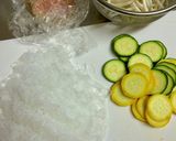 もやしとズッキーニと餃子団子のスープ♪作り方1写真