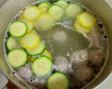 もやしとズッキーニと餃子団子のスープ♪作り方2写真