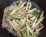 ブロッコリーの茎と豚肉の炒め物作り方2写真