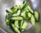 食材2つ♪豚こまときゅうりの生姜炒め作り方1写真
