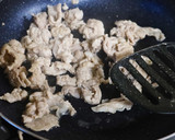 食材2つ♪豚こまときゅうりの生姜炒め作り方3写真