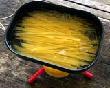 ▲山ごはん▲アヒージョ缶で茹で切りパスタ作り方2写真