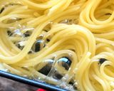 ▲山ごはん▲アヒージョ缶で茹で切りパスタ作り方3写真