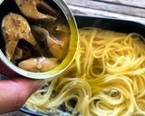 ▲山ごはん▲アヒージョ缶で茹で切りパスタ作り方4写真