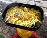 ▲山ごはん▲アヒージョ缶で茹で切りパスタ作り方5写真