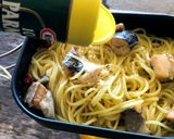 ▲山ごはん▲アヒージョ缶で茹で切りパスタ作り方6写真