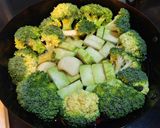 １株丸ごと！ブロッコリーアヒージョ作り方3写真