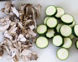10分☆ズッキーニと舞茸のカレーマヨ炒め作り方2写真