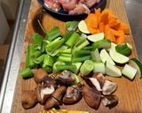 簡単鶏と長ネギ、椎茸のカラフルめんつゆ煮作り方1写真