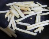 フライドポテトと豚バラの焼き鳥のタレ炒め作り方2写真