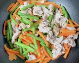 三度豆とにんじんと豚肉の炒め物作り方9写真