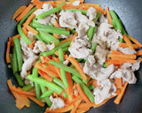 三度豆とにんじんと豚肉の炒め物作り方9写真