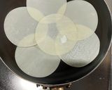 余った餃子の皮でクリスピーピザ作り方1写真