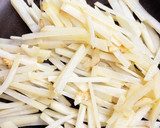 じゃがいもと豆苗のカレー炒め。作り方2写真