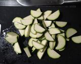 豚こま肉とズッキーニのゴマ油炒め作り方3写真