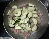 豚こま肉とズッキーニのゴマ油炒め作り方4写真