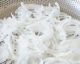 淡路島たまねぎと焼き鮭、わかめの酢の物作り方2写真