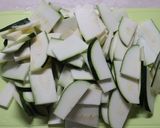 材料二つ★豚小間肉とズッキーニのみそ炒め作り方1写真