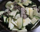 材料二つ★豚小間肉とズッキーニのみそ炒め作り方3写真