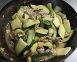 材料二つ★豚小間肉とズッキーニのみそ炒め作り方5写真