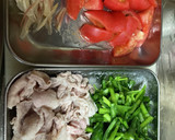 茹で豚とトマトとニラのごま和え作り方1写真