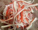 カニかまと刻み玉ねぎのカラシマヨ和え作り方1写真