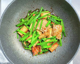 豚バラ肉と厚揚げとニラのオイスター炒め作り方5写真