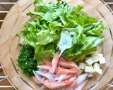 レタス(紫)玉ねぎカニカマWチーズサラダ作り方1写真