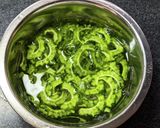 塩分補給！苦味控えめゴーヤと卵のお味噌汁作り方2写真
