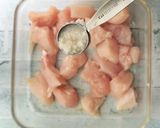 塩麹ささみと茄子のめんつゆ炒め作り方1写真