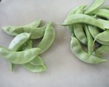 つる豆と新玉ねぎ、タコとチーズの炒め物作り方1写真