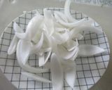 つる豆と新玉ねぎ、タコとチーズの炒め物作り方2写真