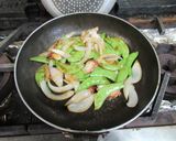 つる豆と新玉ねぎ、タコとチーズの炒め物作り方3写真