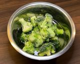 鶏肉とブロッコリーのごま和え作り方1写真