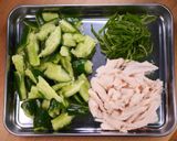 夏の副菜③きゅうりと蒸し鶏のゴマポン和え作り方1写真