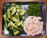 夏の副菜③きゅうりと蒸し鶏のゴマポン和え作り方1写真