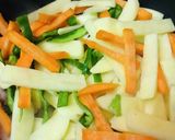 鶏もも肉の「生姜湯」ほそ切り野菜炒め作り方2写真