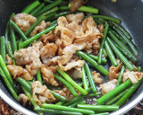 豚三枚肉とにんにくの芽の炒め物作り方9写真