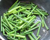 豚三枚肉とにんにくの芽の炒め物作り方5写真
