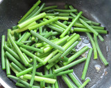 豚三枚肉とにんにくの芽の炒め物作り方5写真