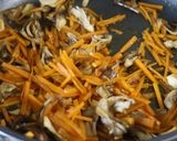 旨味たっぷり♪人参と舞茸のオイスター炒め作り方4写真
