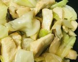鶏肉の「生姜湯」キャベツ＆キノコ炒め作り方3写真