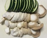 エリンギとズッキーニのガリバタ炒め作り方1写真
