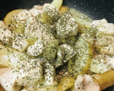 鶏肉とジャガイモのバジルバター炒め作り方3写真