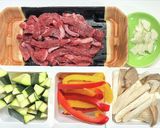 夏の食欲増進☆牛バラ肉の彩り炒め作り方1写真