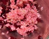 お子様おにぎり⑤ビーツと鰹節のおにぎり作り方2写真